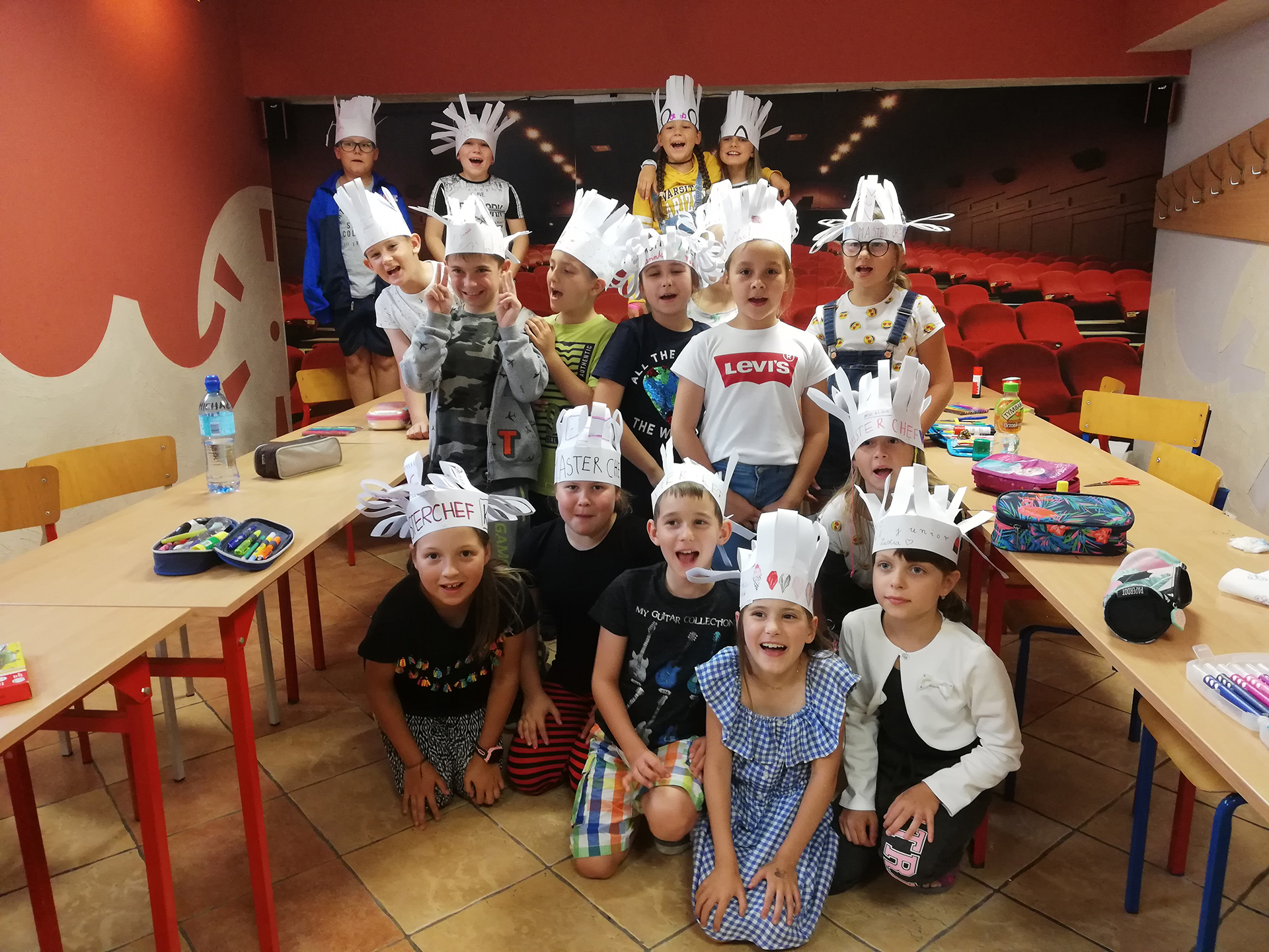 Dzieci z ręcznie wykonanymi kapeluszami podczas półkolonii językowej w Zamościu (szkoła językowa Bacalrus)